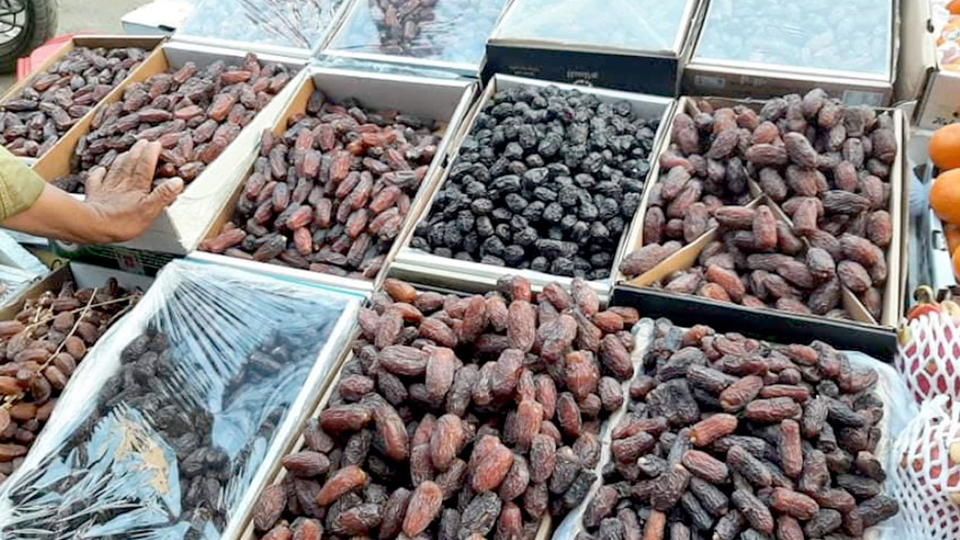 শুল্ক কমালেও রমজান ঘিরে বাড়ছে খেজুরের দাম